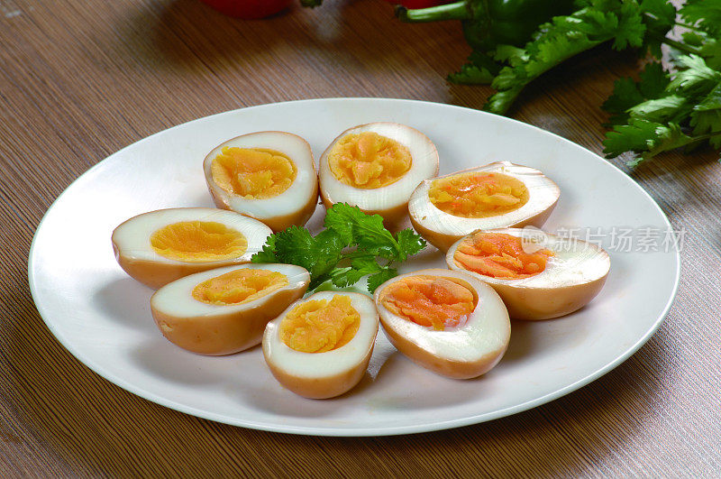 Soy sauce marinated Eggs (卤蛋)